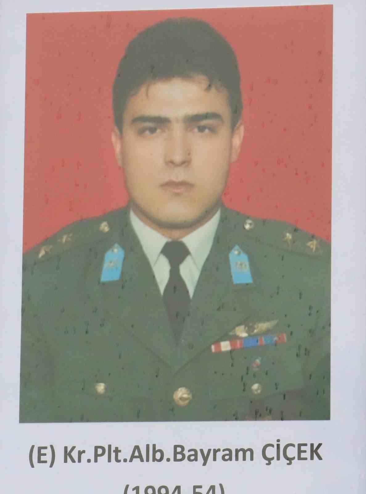 Helikopter kazasında hayatını kaybeden Pilot Bayram &Ccedil;i&ccedil;ek son yolculuğuna uğurlandı
