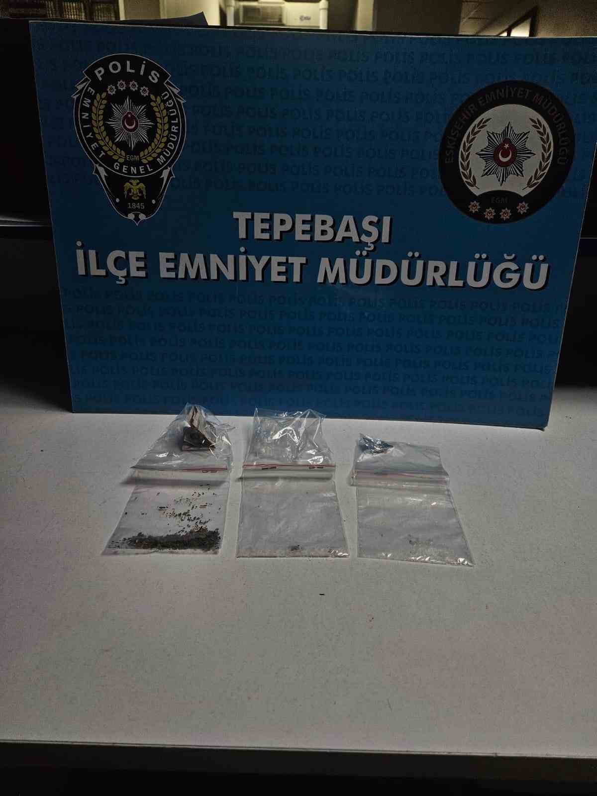 Bek&ccedil;ilerin denetiminde silah ve uyuşturucu ele ge&ccedil;irildi
