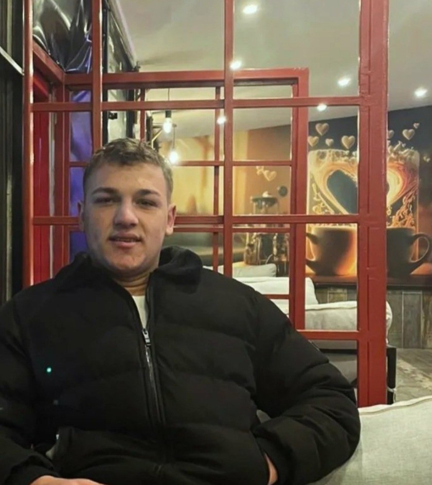 Alkol sonrası k&uuml;f&uuml;rleşmede arkadaşını bı&ccedil;akla &ouml;ld&uuml;rd&uuml;
