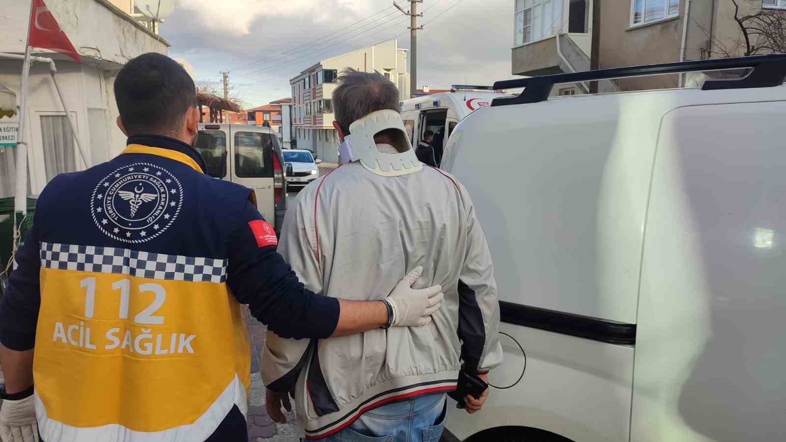 Edirne&rsquo;de iki hafif ticari ara&ccedil; &ccedil;arpıştı: Baba ve oğlu yaralandı
