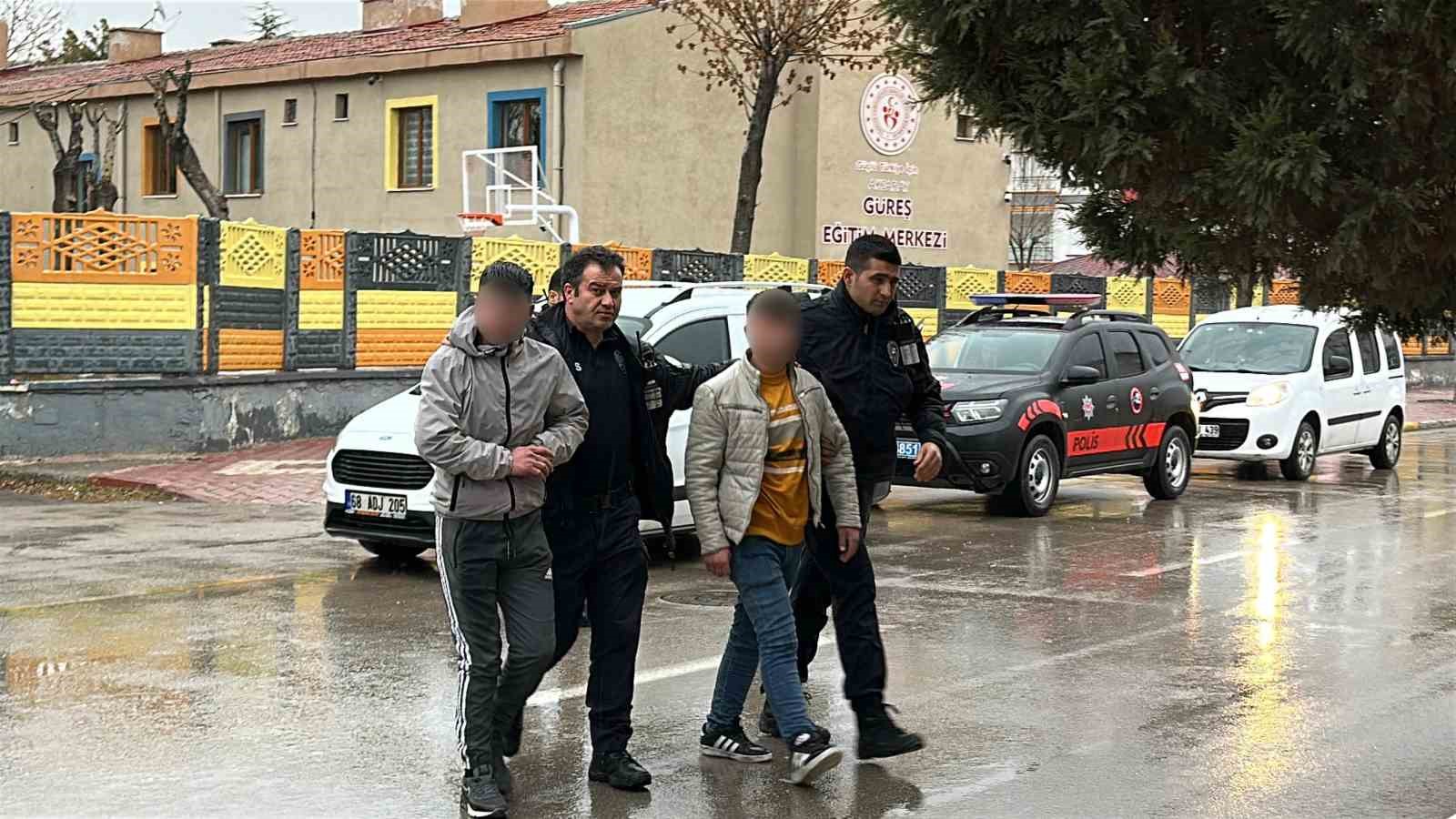 17 yaşındaki ehliyetsiz s&uuml;r&uuml;c&uuml; kovalamacayla yakalandı
