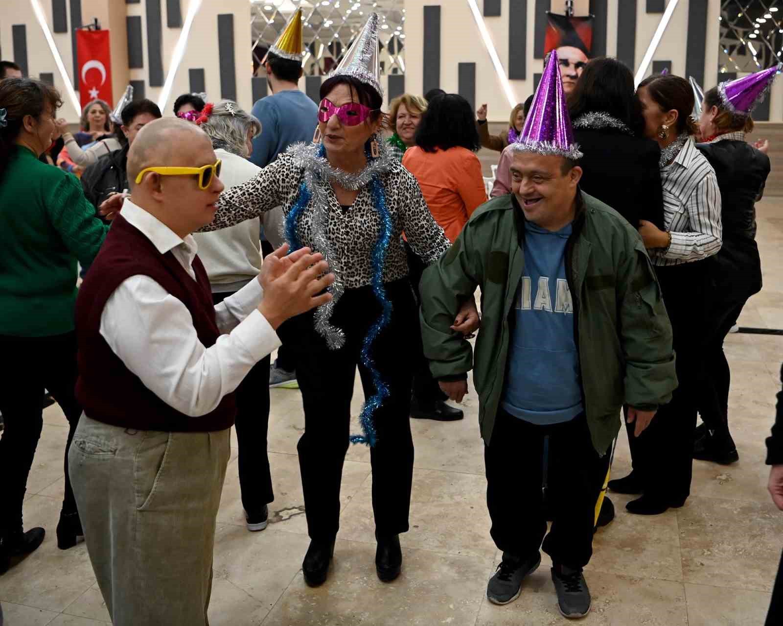 Kuşadası’nda engelsiz yeni yıl partisi