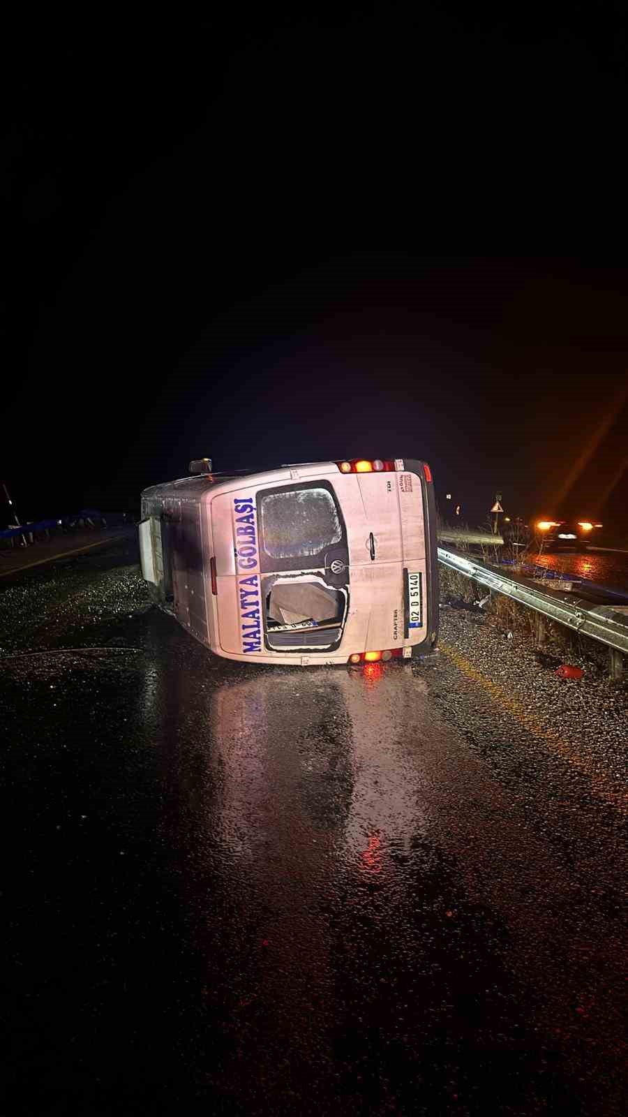 Malatya&rsquo;da yolcu minib&uuml;s&uuml; devrildi: 4 yaralı
