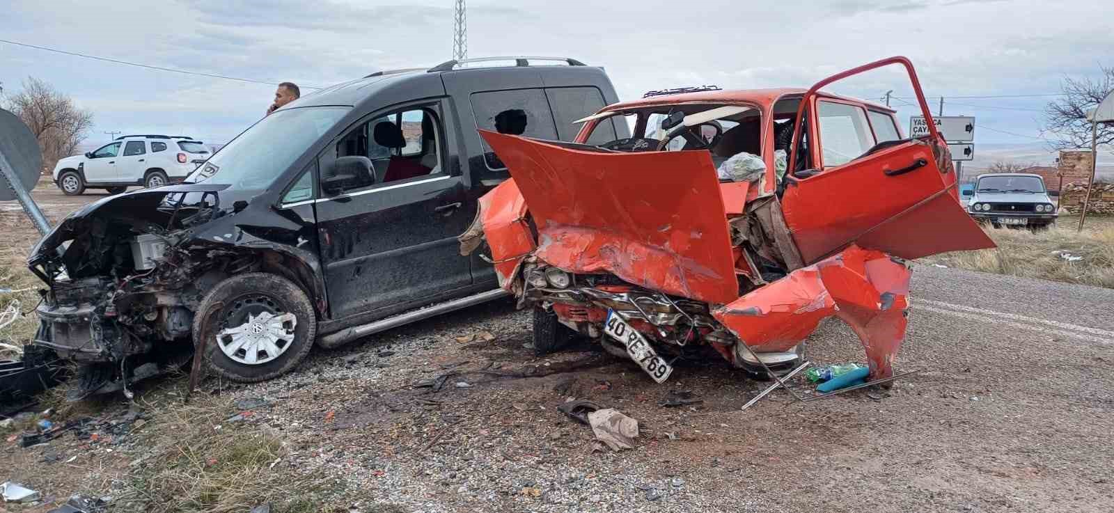 Kırşehir’de otomobil hafif ticari araçla çarpıştı: 1’i ağır 3 yaralı
