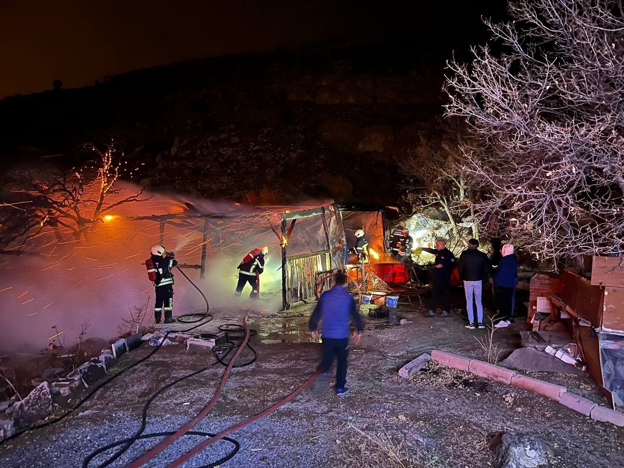 Kayseri’de bağ evi alev alev yandı
