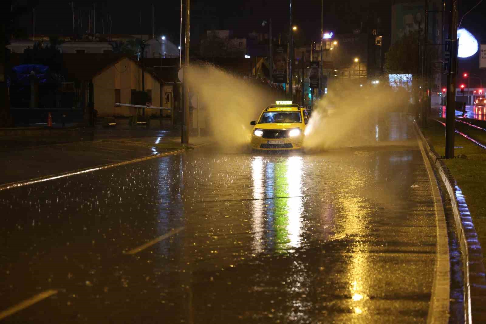 İzmir’de sağanak yağış etkili oluyor