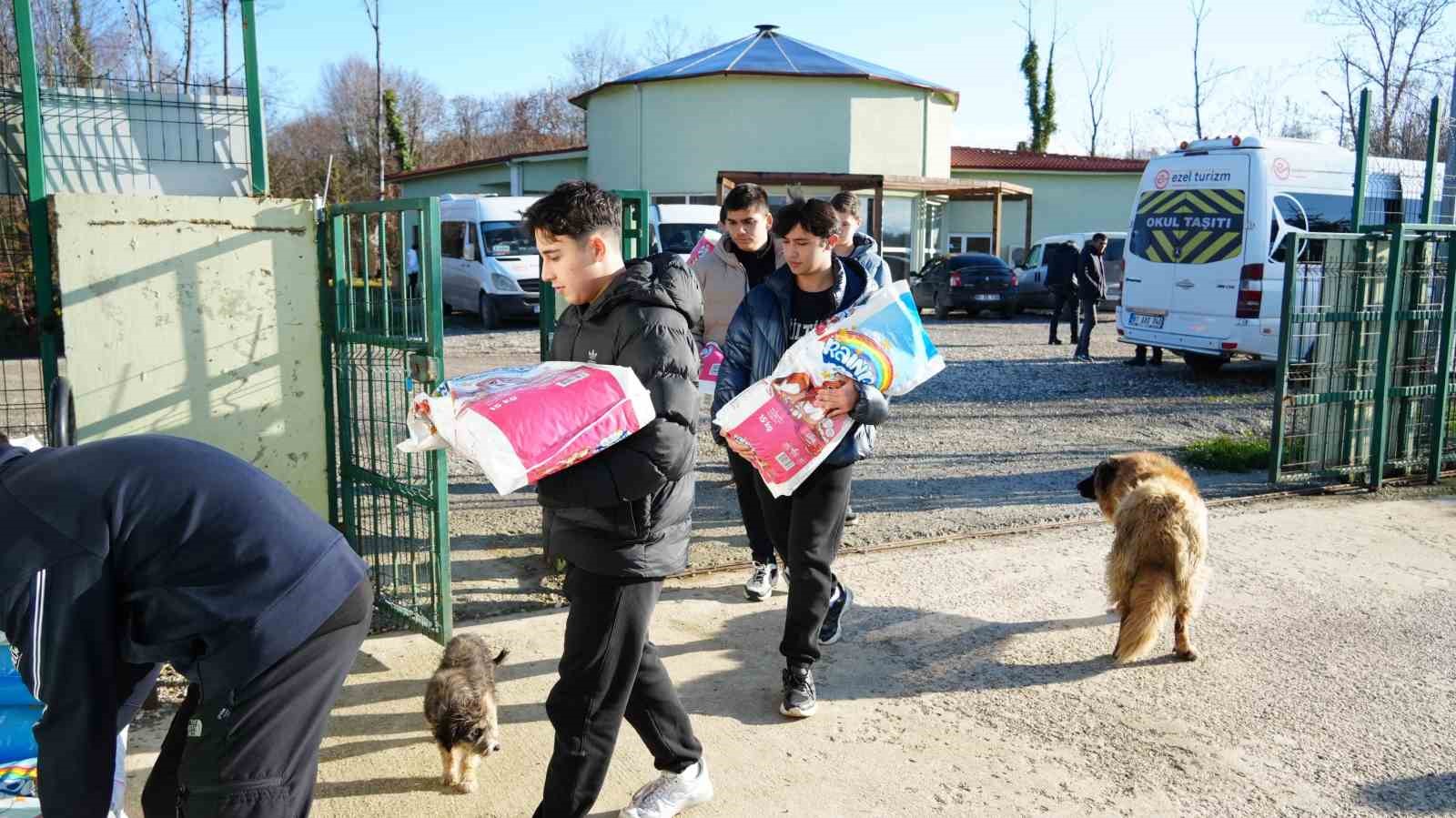 Öğrencilerden sokak hayvanlarına 225 kilo mama bağışı