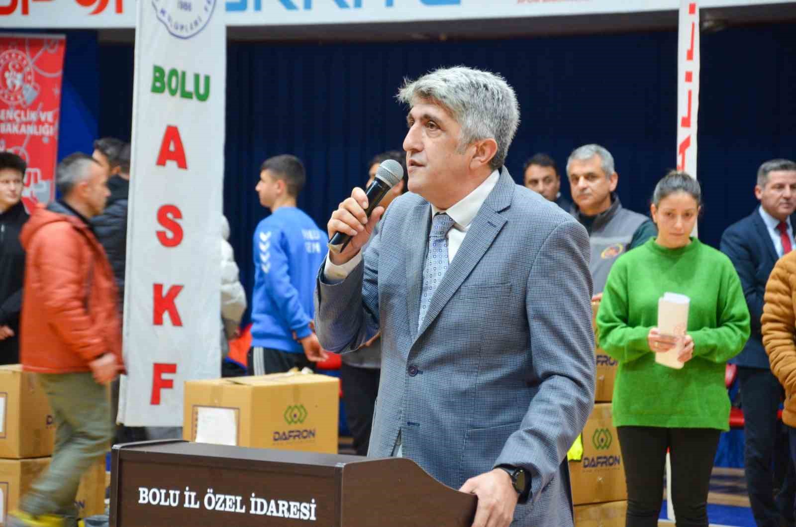 Bolu’da 33 spor kulübüne yüzlerce malzeme dağıtıldı
