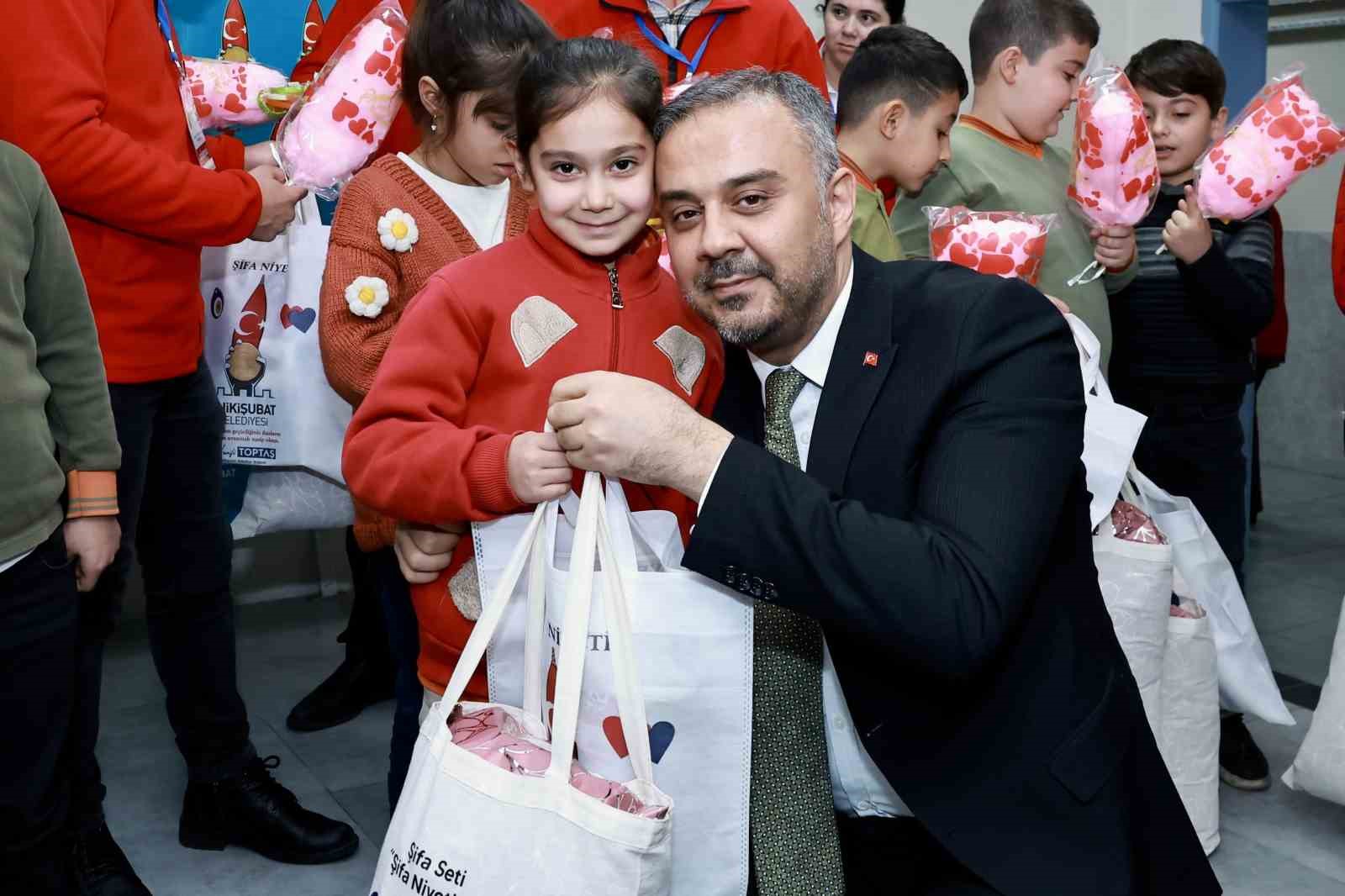 Başkan Toptaş&rsquo;tan minik y&uuml;reklere destek
