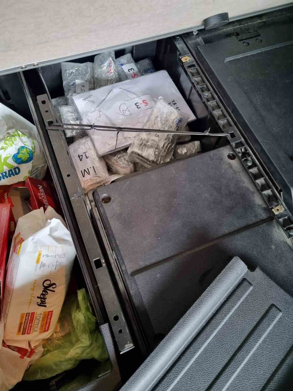 Tırda yatak altına gizlenen 21 kilo ka&ccedil;ak g&uuml;m&uuml;ş takı ele ge&ccedil;irildi
