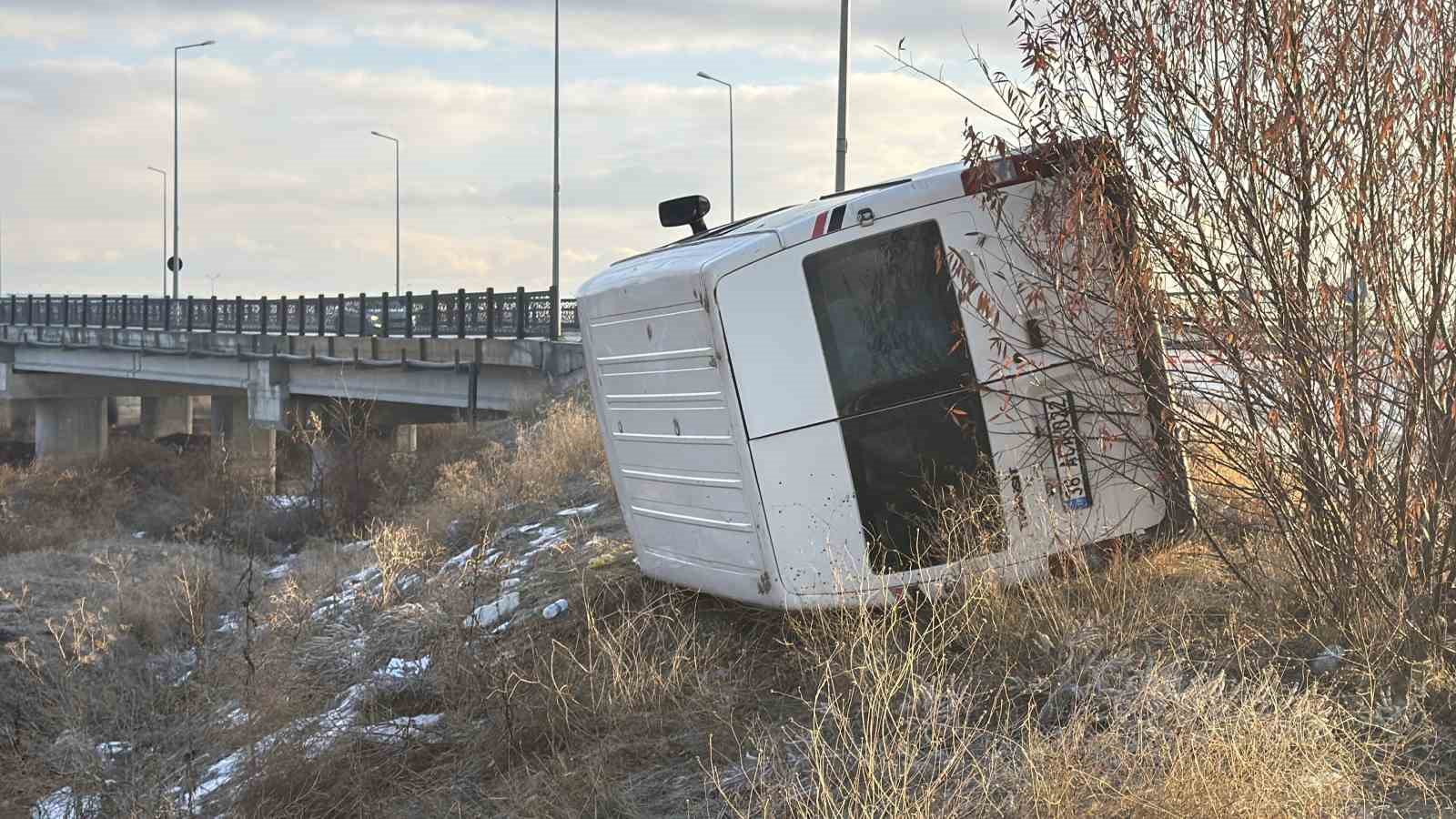 Su y&uuml;kl&uuml; minib&uuml;s yan yattı, kazada s&uuml;r&uuml;c&uuml; yaralandı
