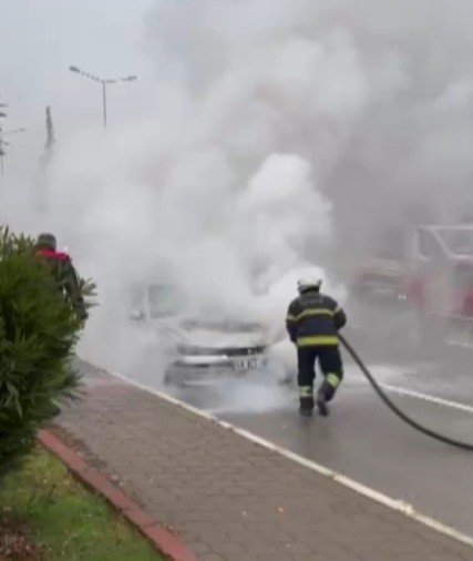 Kahramanmaraş’ta otomobil yangınını itfaiye söndürdü