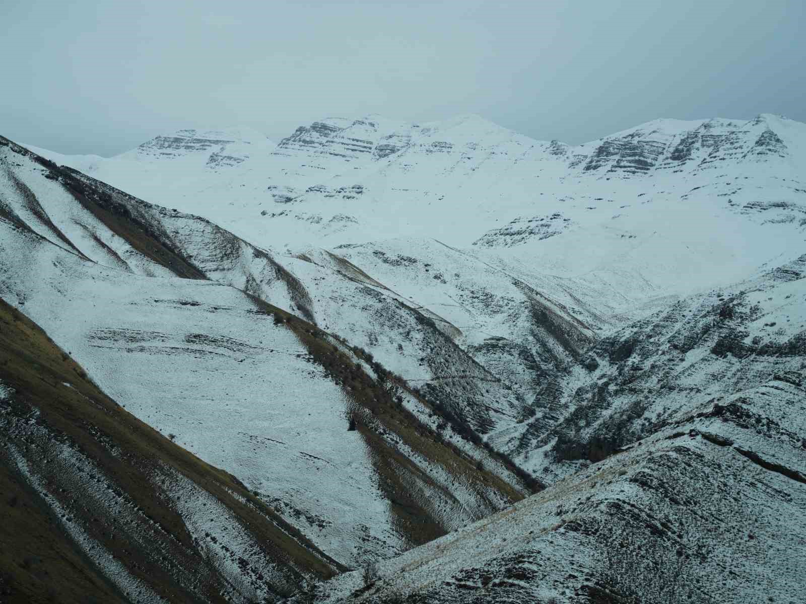 Tanin dağları beyaz gelinliğini giydi
