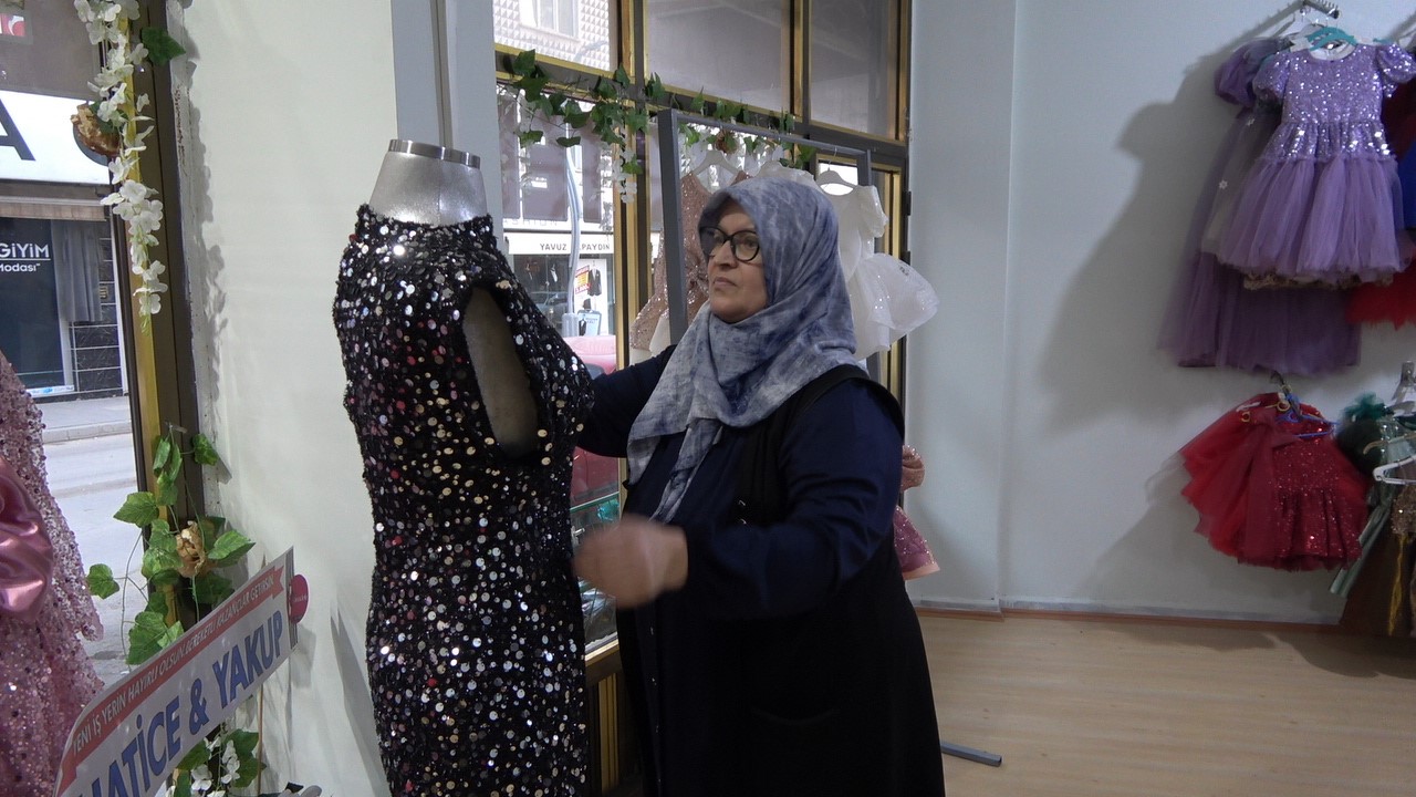 Giyemediği gelinlik içinde ukde oldu, şimdi diktiği gelinlikler çocukları mutlu ediyor