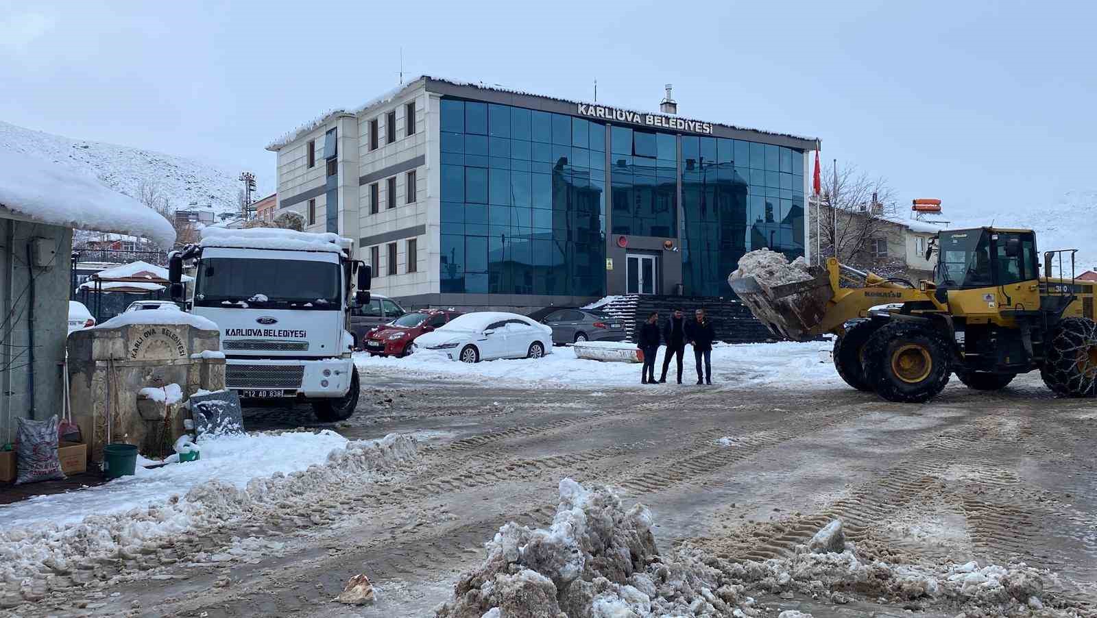 Karlıova&rsquo;da kar esareti: Belediye ekipleri kar birikintilerini kamyonlarla taşıyor
