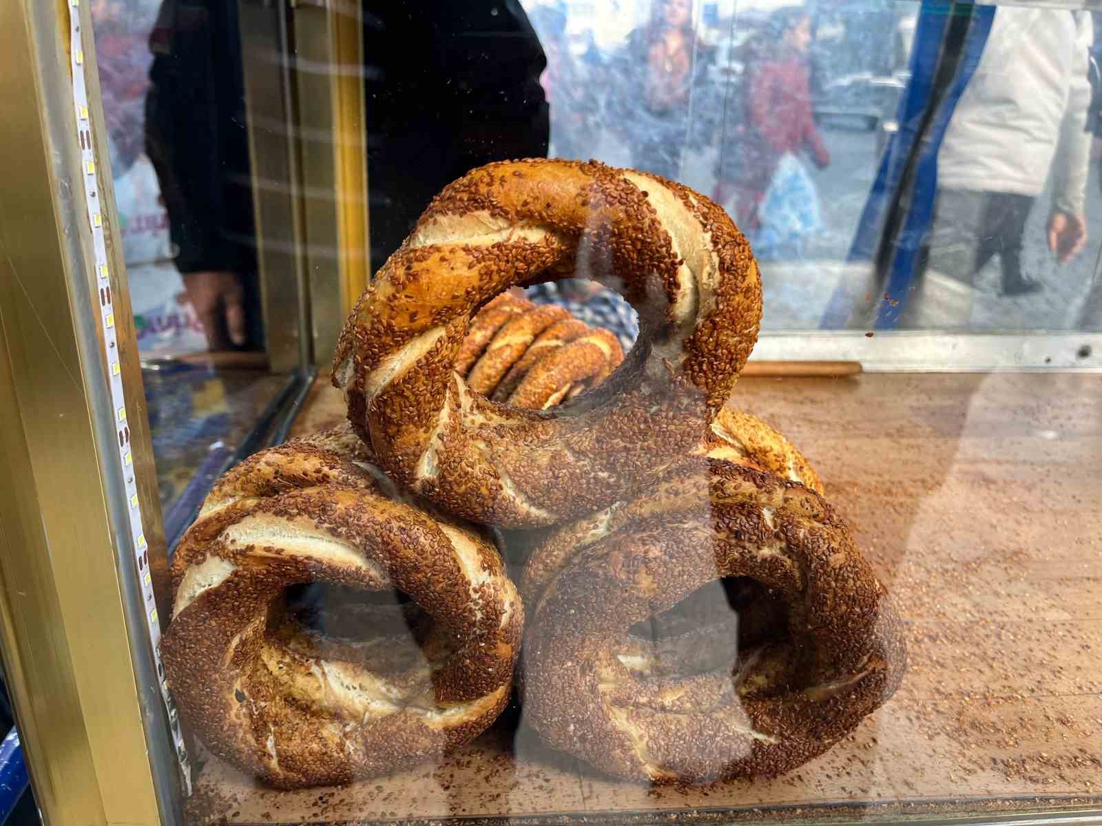 Hayırsever vatandaş 500 simidi bedava dağıttırdı
