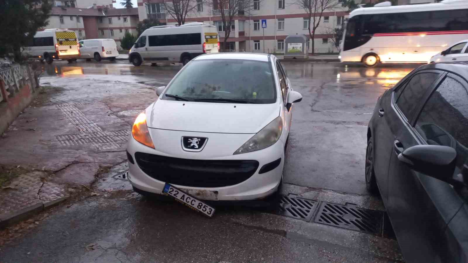 Edirne&rsquo;de sabah saatlerinde etkili olan sağanak yağış beraberinde kazaları getirdi
