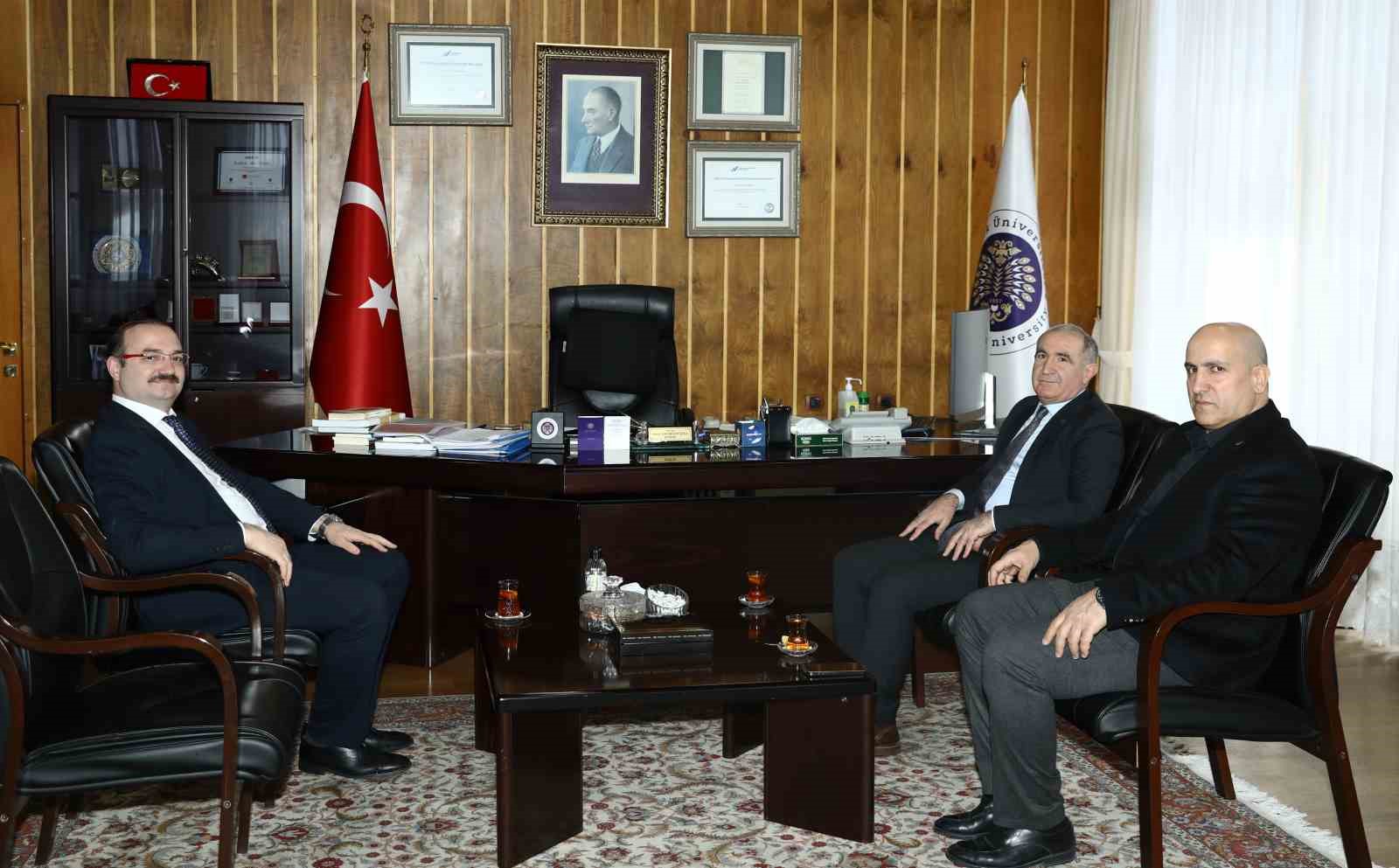 Atat&uuml;rk &Uuml;niversitesinin kalite ve akreditasyon s&uuml;re&ccedil;lerini incelediler
