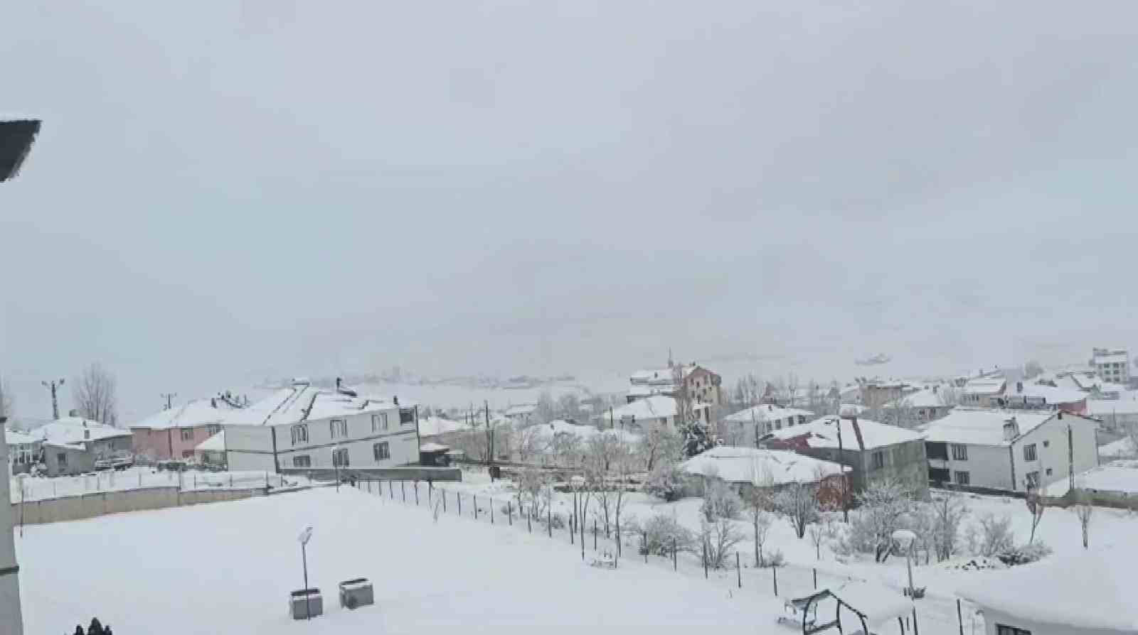 Karlıova’da kardan kapanan 7 köy yolu ulaşıma açıldı