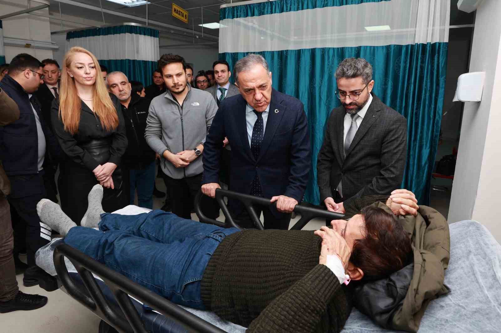 Vali Usta otob&uuml;s kazasında yaralananları ziyaret etti
