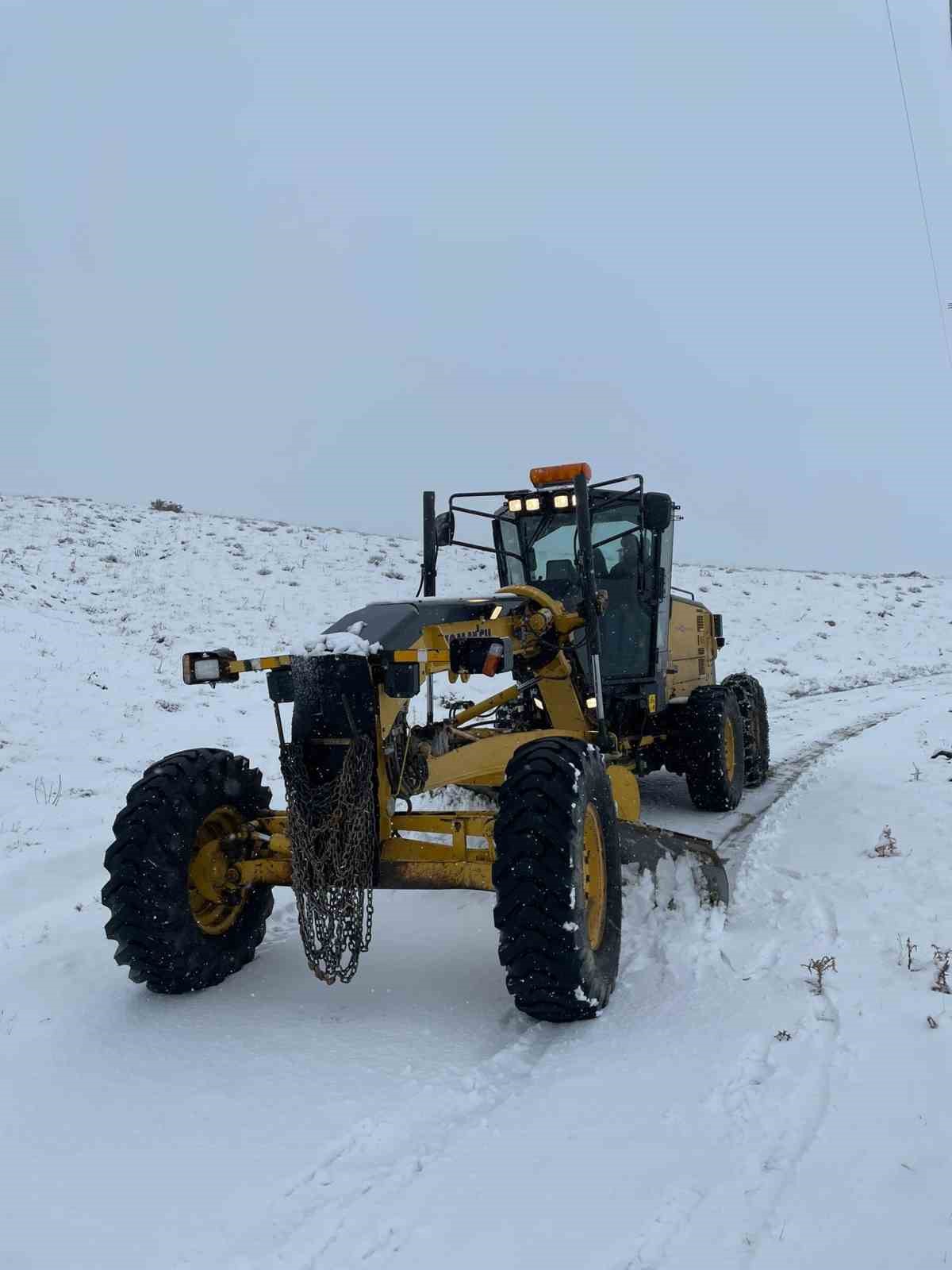 Tunceli’de kardan kapanan 65 köy yolunda çalışmalar sürüyor
