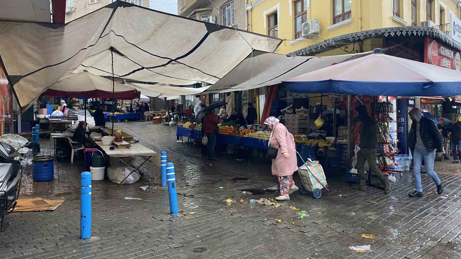 Aydın’da sağanak yağıştan, Salı Pazarı esnafı da etkilendi