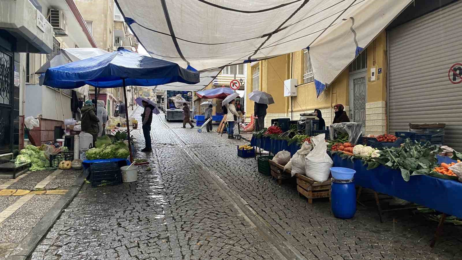 Aydın’da sağanak yağıştan, Salı Pazarı esnafı da etkilendi
