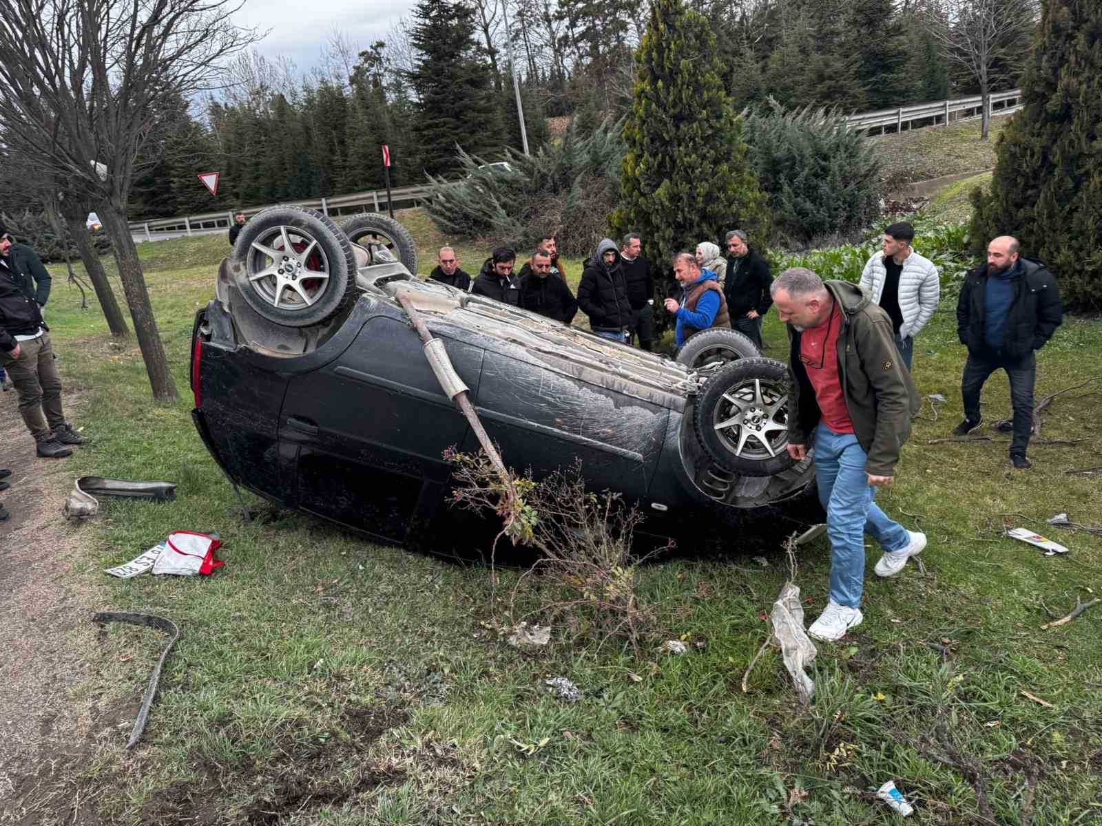 Takla atan otomobil ağa&ccedil;ları devirdi
