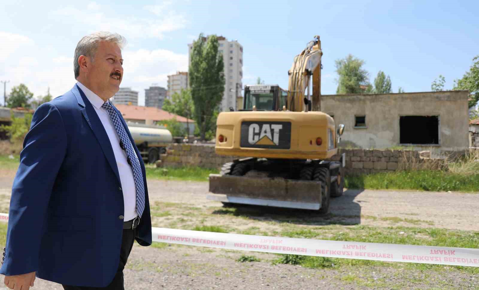 Melikgazi’de metruk yapılar yıkıldı