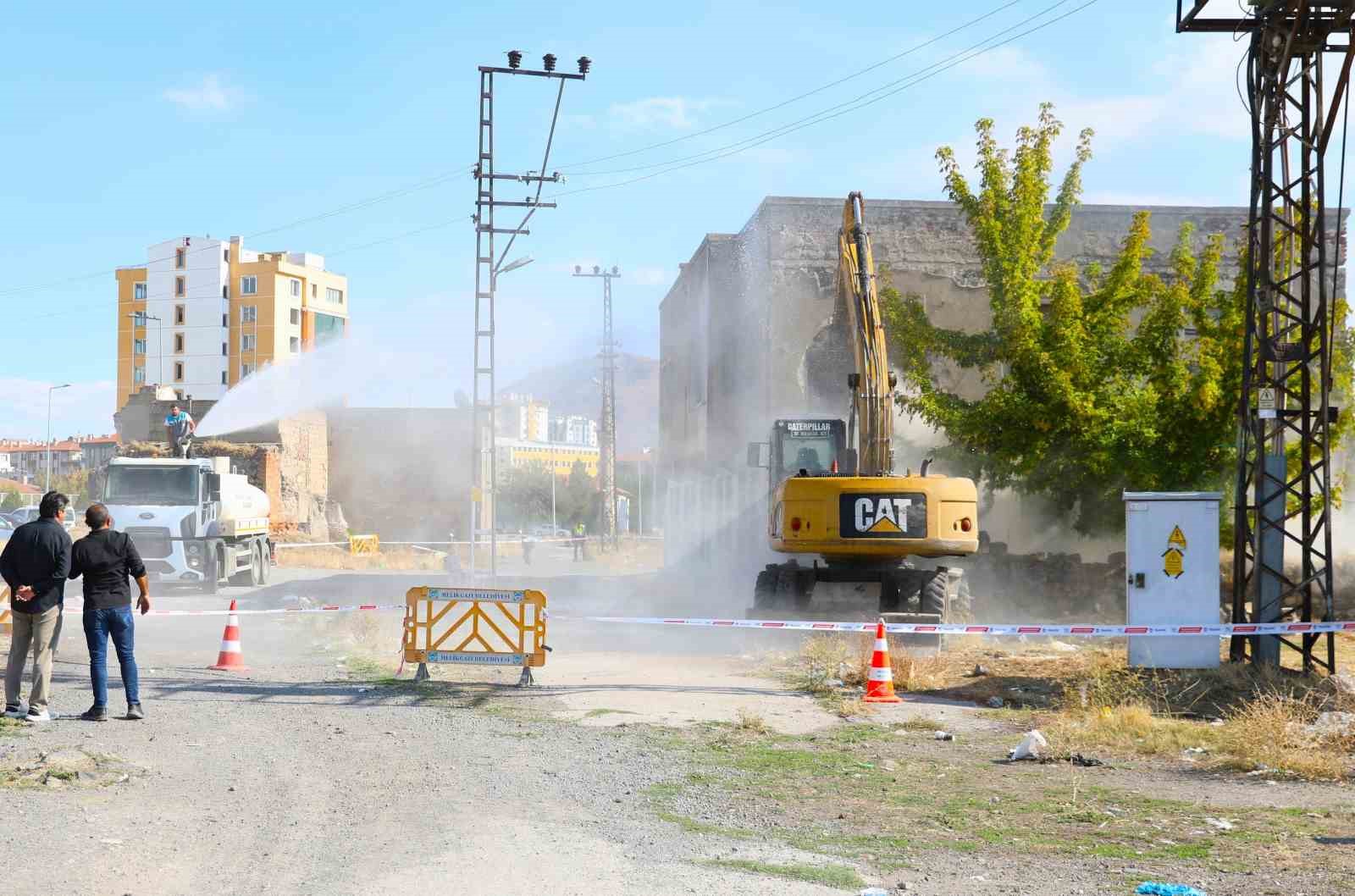 Melikgazi’de metruk yapılar yıkıldı
