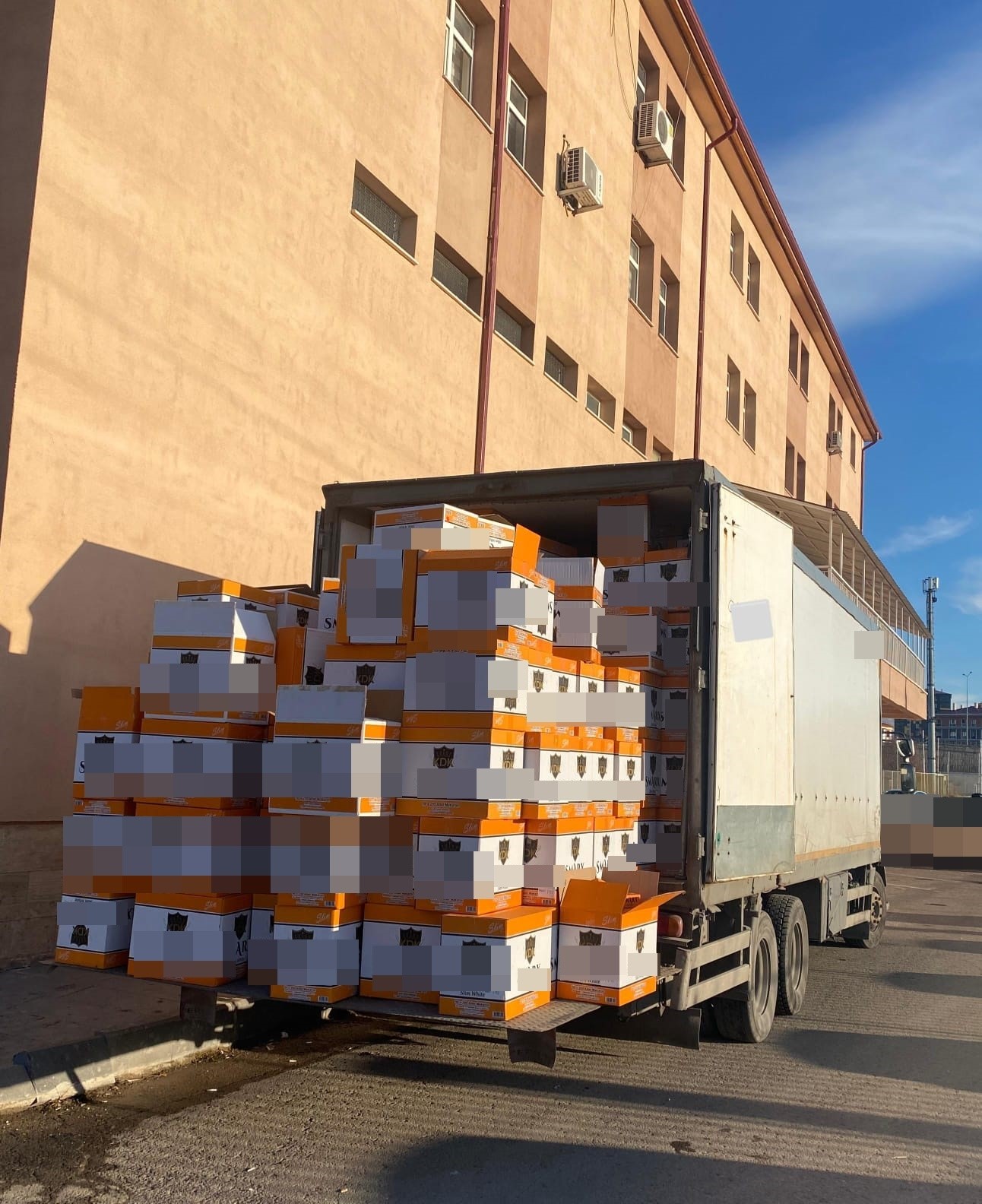 Tek kamyonda yapılan aramada 5 milyon 940 bin dal boş makaron ele ge&ccedil;irildi
