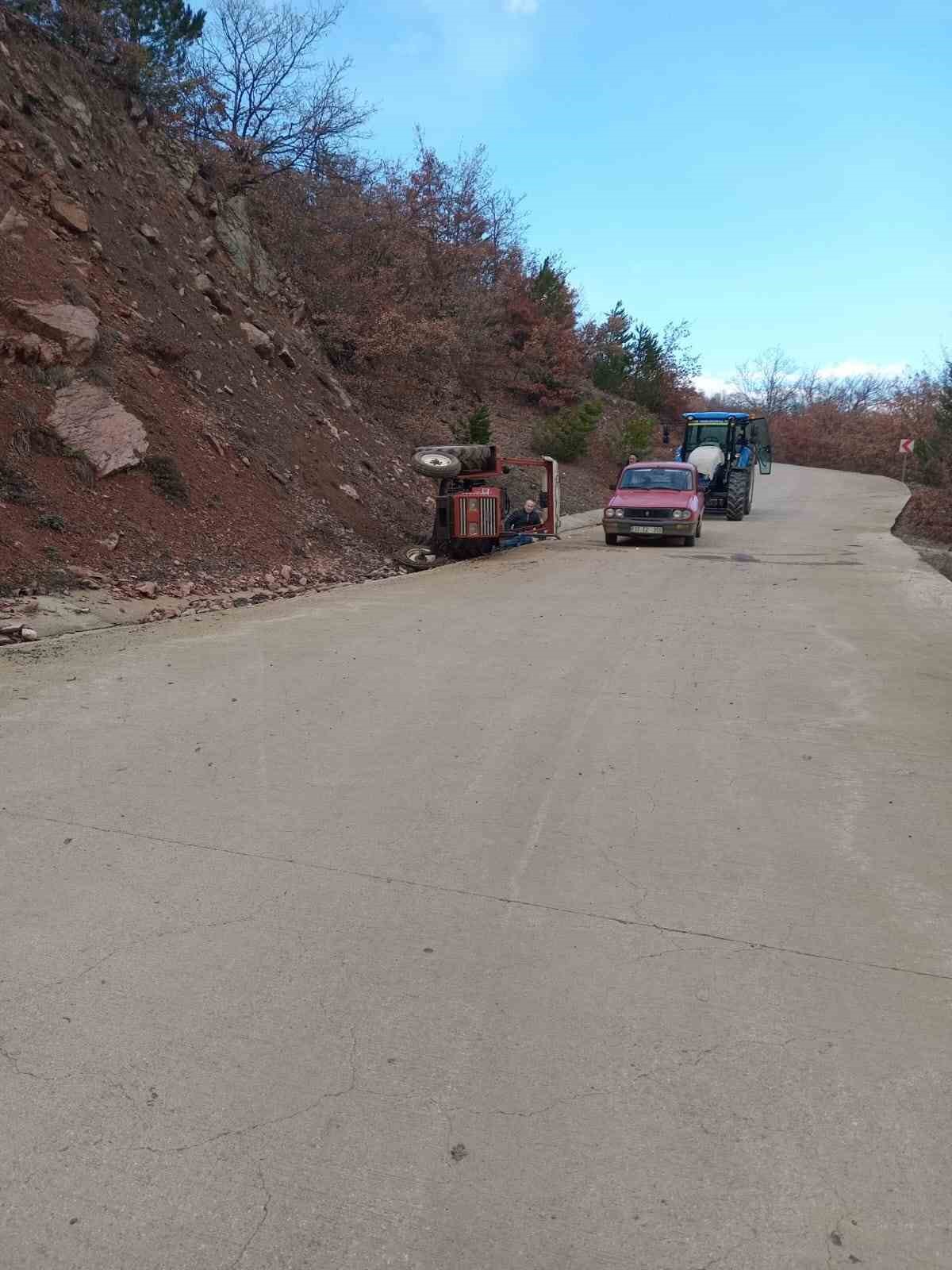 Devrilen traktörün sürücüsü yaralandı
