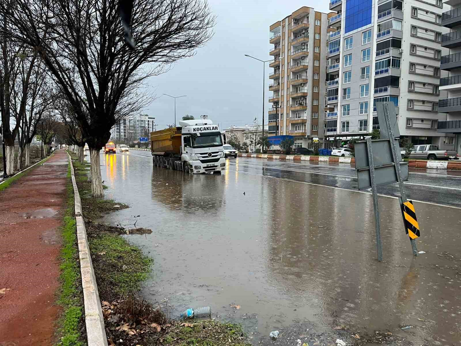 İncirliova’da karayolu göle döndü
