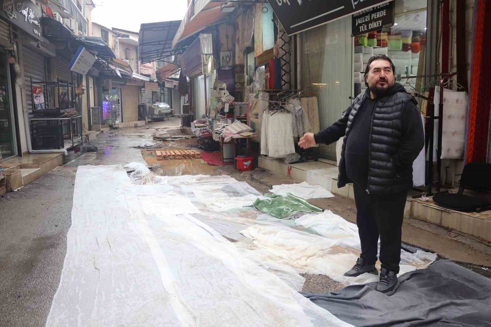 Tarihi çarşıdaki su ve çamura ‘halı ve perdeli’ çözüm
