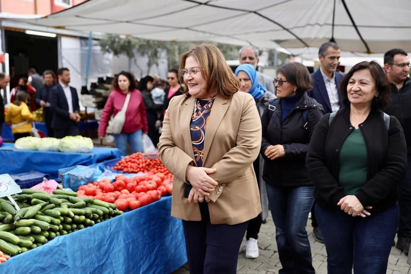 Başkan Gençay, pazarda vatandaşlarla buluştu
