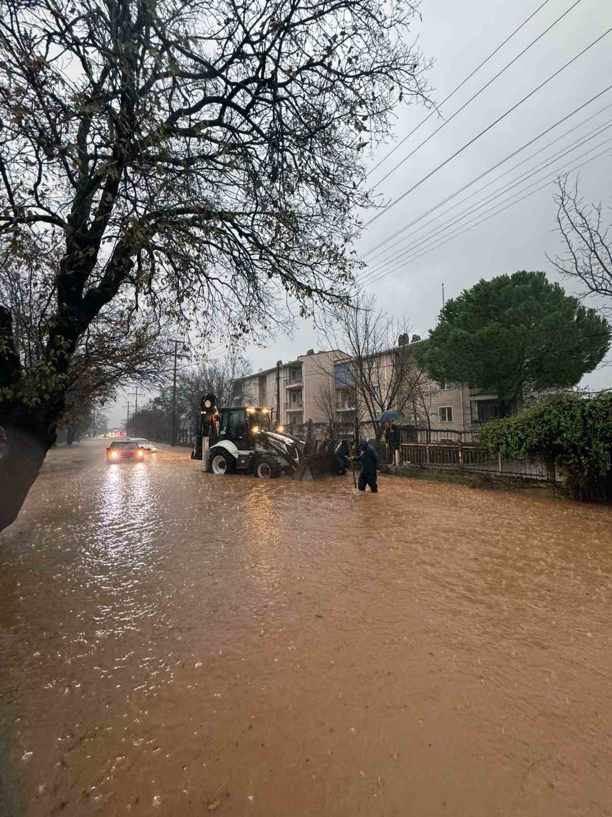 Menteşe Belediyesi ekiplerinden yağmur mesaisi
