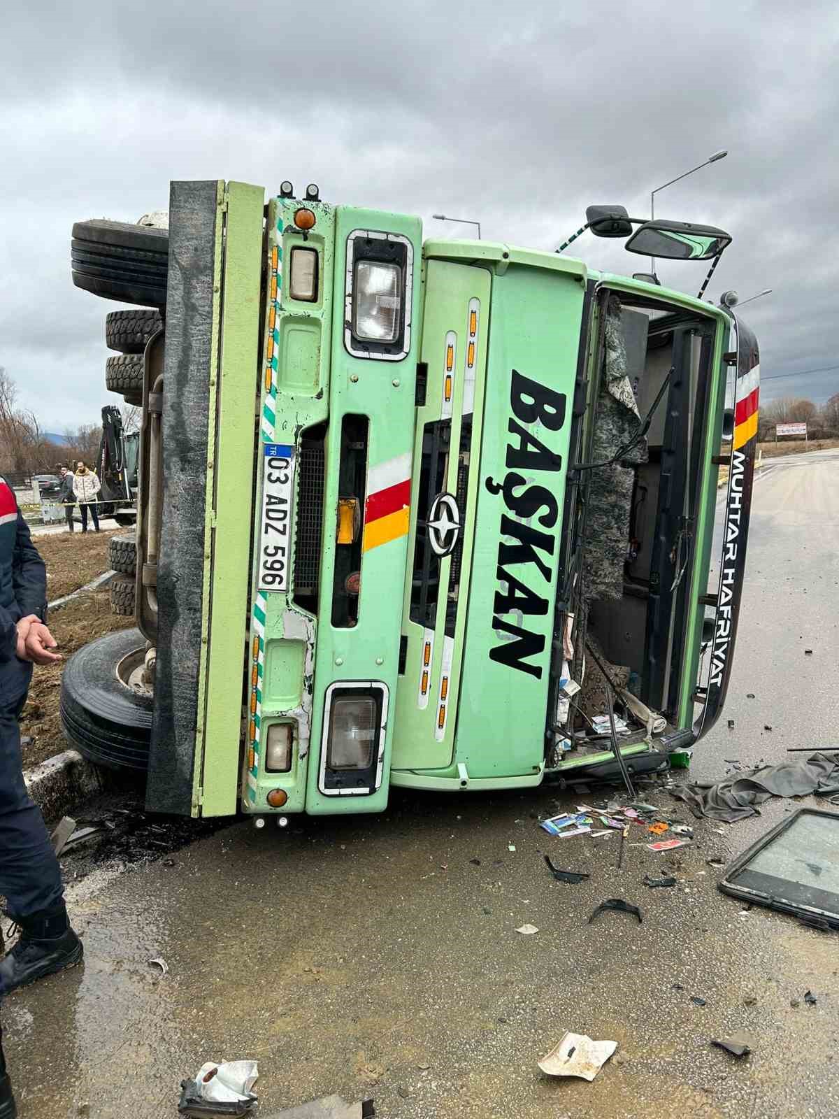 Afyonkarahisar&rsquo;da tır ile kamyon &ccedil;arpıştı: 1 &ouml;l&uuml;, 1 yaralı 