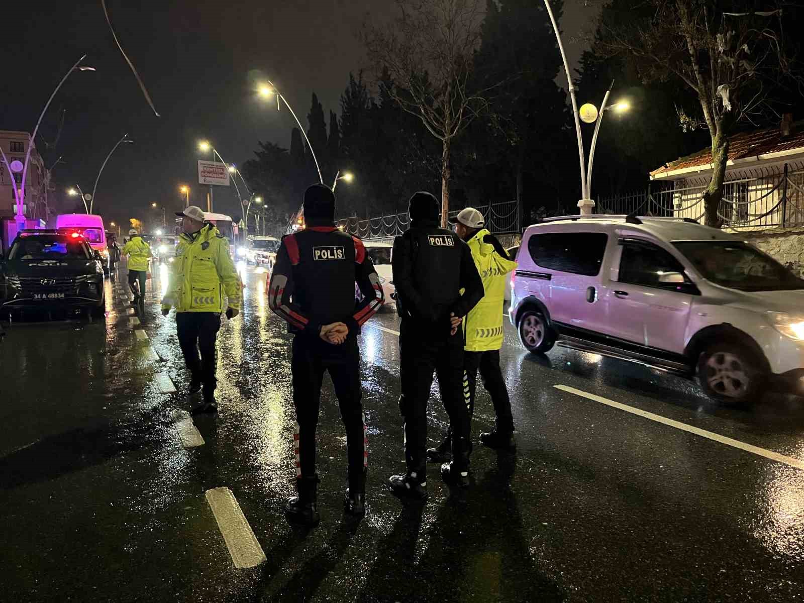 İstanbul Emniyet Müdürü Selami Yıldız, Esenler’de asayiş uygulamasını yerinde denetledi
