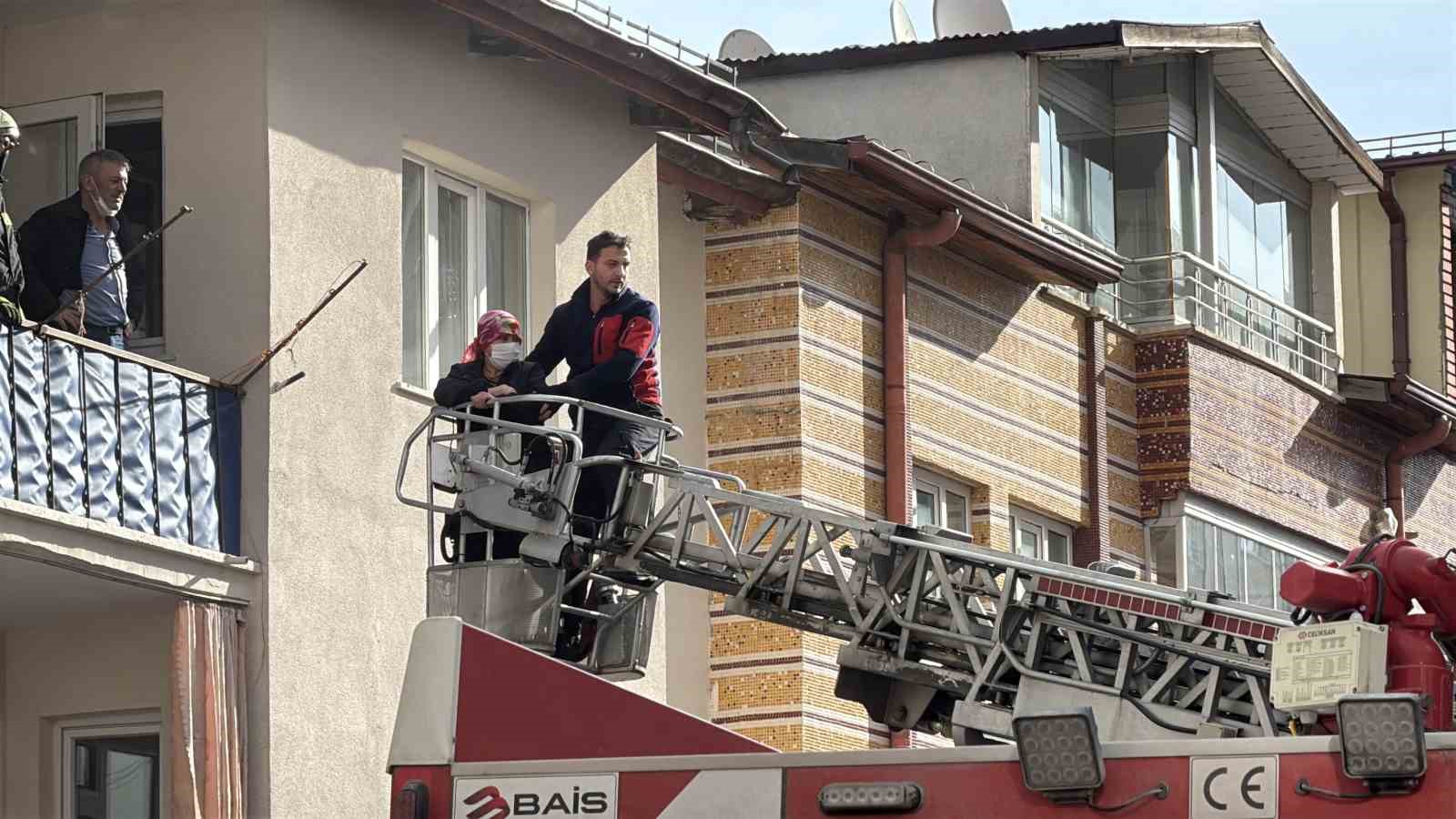 Bodrum katta yangın çıktı, dumanlar binayı sardı