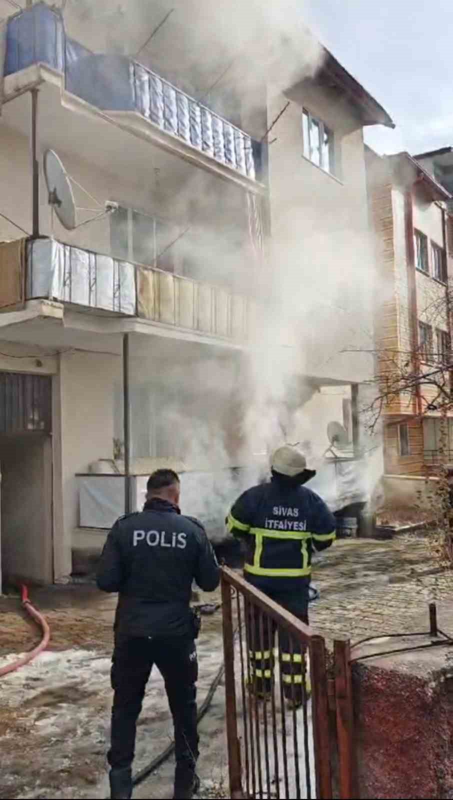 Bodrum katta yangın çıktı, dumanlar binayı sardı