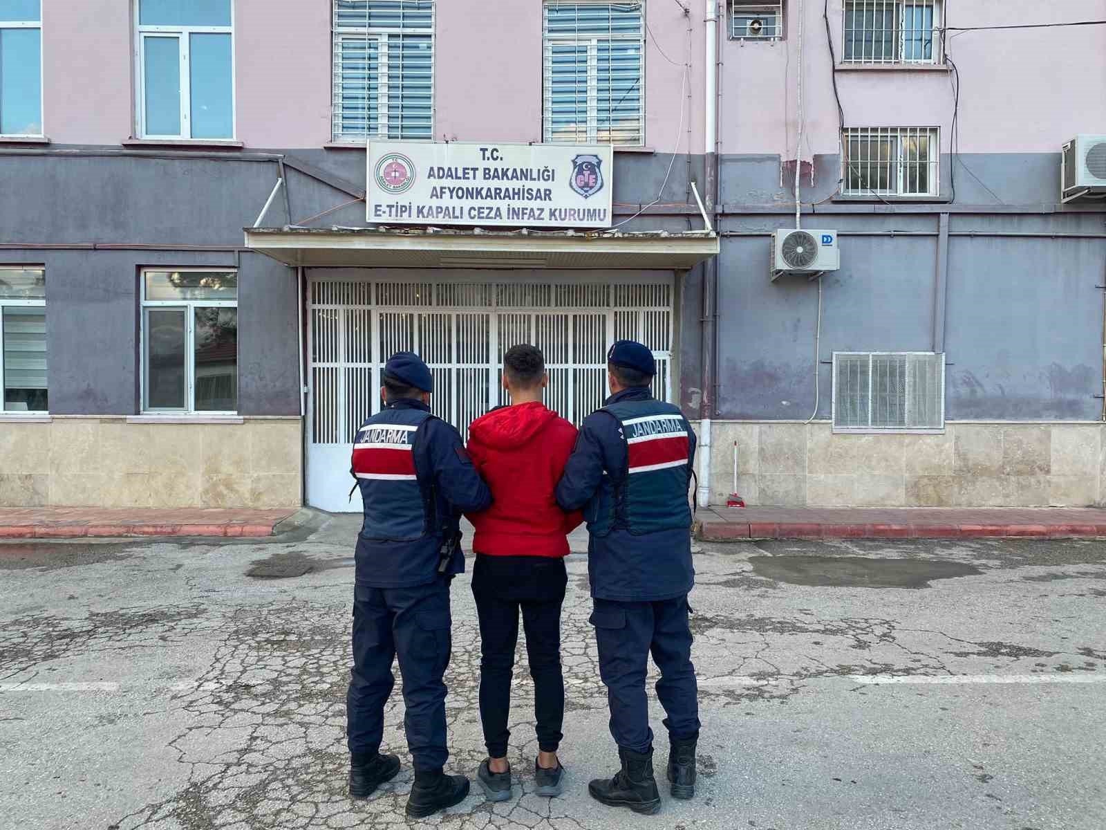 Hırsızlık suçundan aranan şahsı jandarma yakaladı