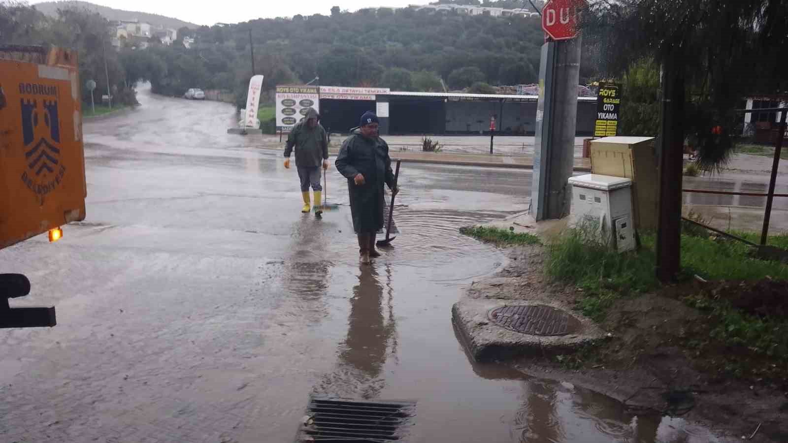 Dere yatağında mahsur kalan iki araç belediye ekipleri tarafından kurtarıldı
