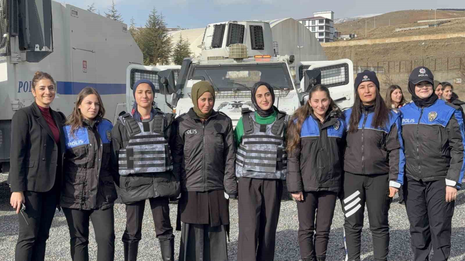 Tatvan’da “Polislik hayalime ilk adım” projesi kapsamında etkinlik düzenlendi
