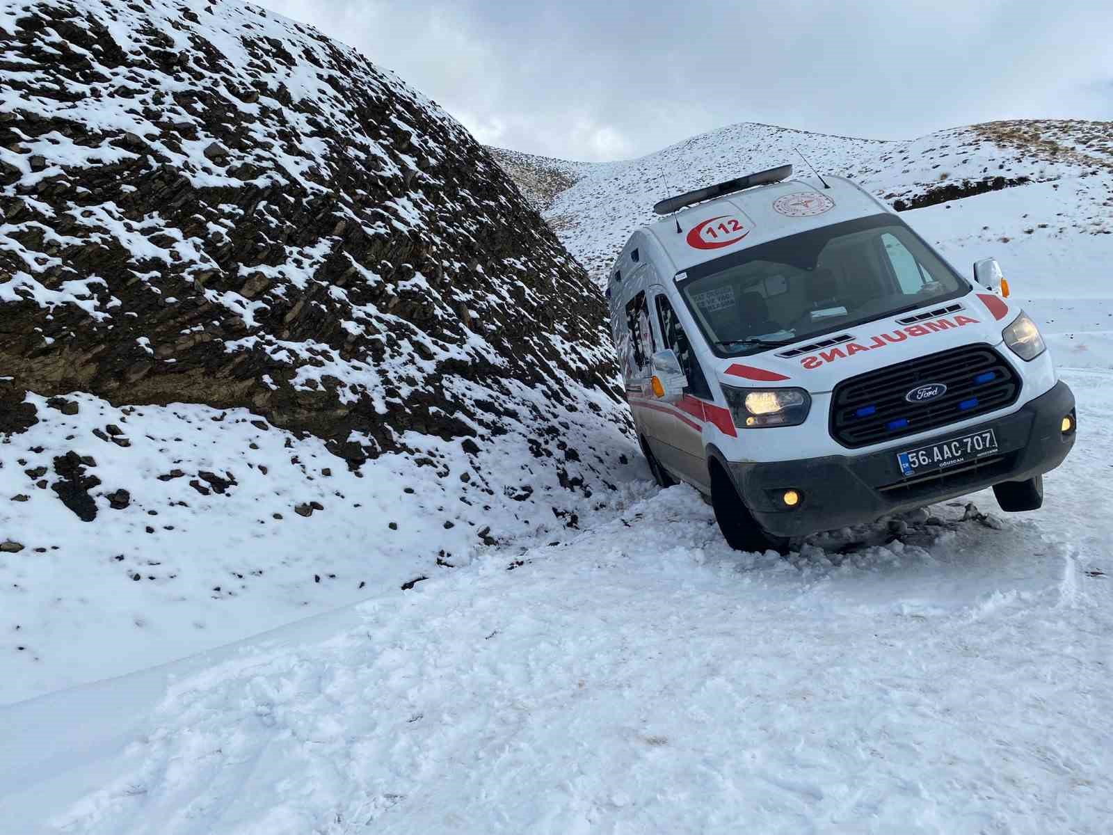 Siirt’te karda mahsur kalan ambulans, İl Özel İdaresi ekiplerince kurtarıldı
