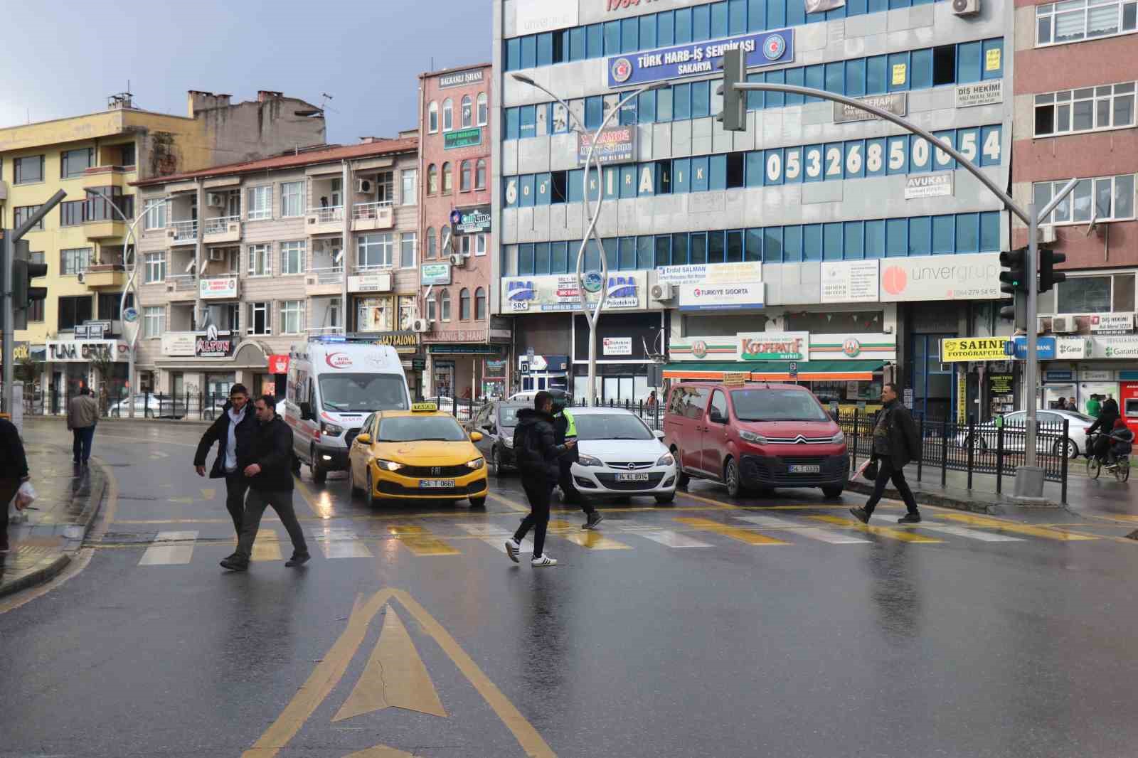 Kırmızı ışıkta geçtiği yetmedi, yayaya çarpmasına ramak kaldı: O anlar kamerada
