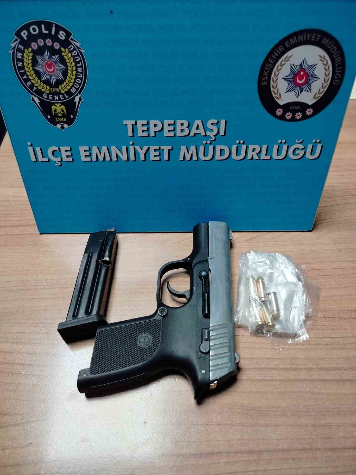 Polis ekiplerinin &ccedil;alışmalarında uyuşturucu madde ve silah ele ge&ccedil;irildi
