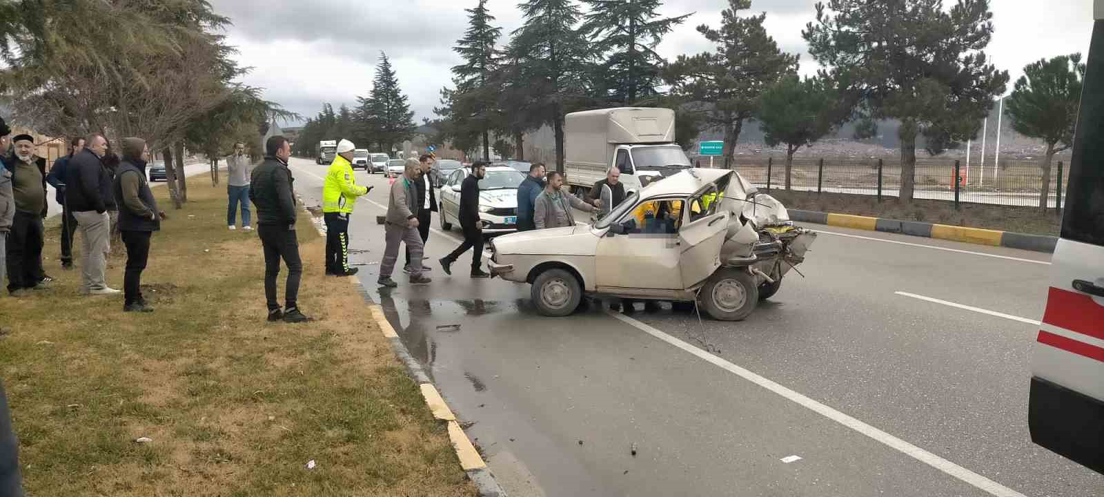 Isparta’da kamyonet otomobile çarptı: 1 ölü