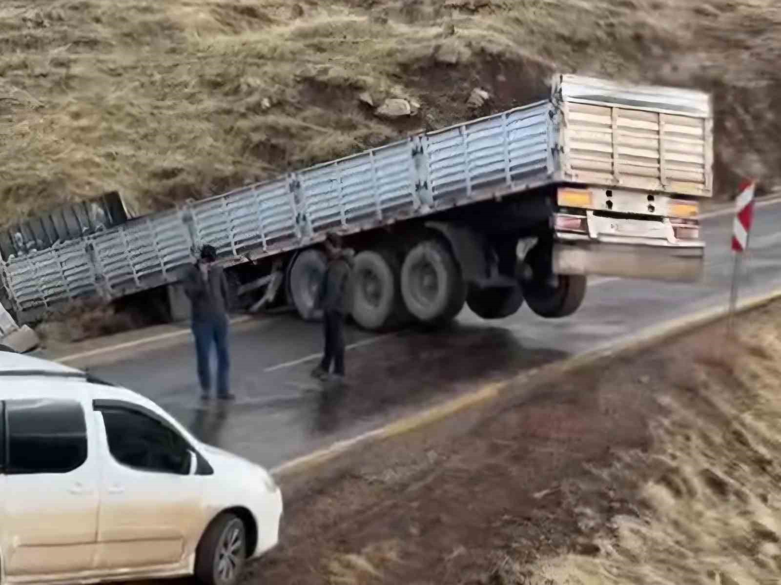 Siirt’te kayganlaşan yolda tır devrildi