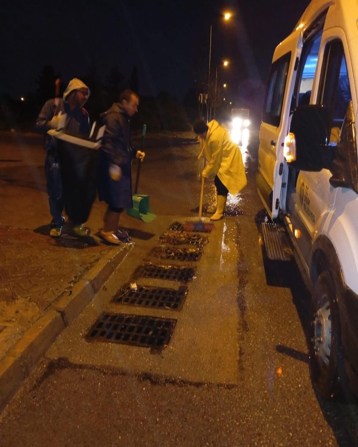 Didim’de belediye ekipleri, geceyi sokakta geçirdi