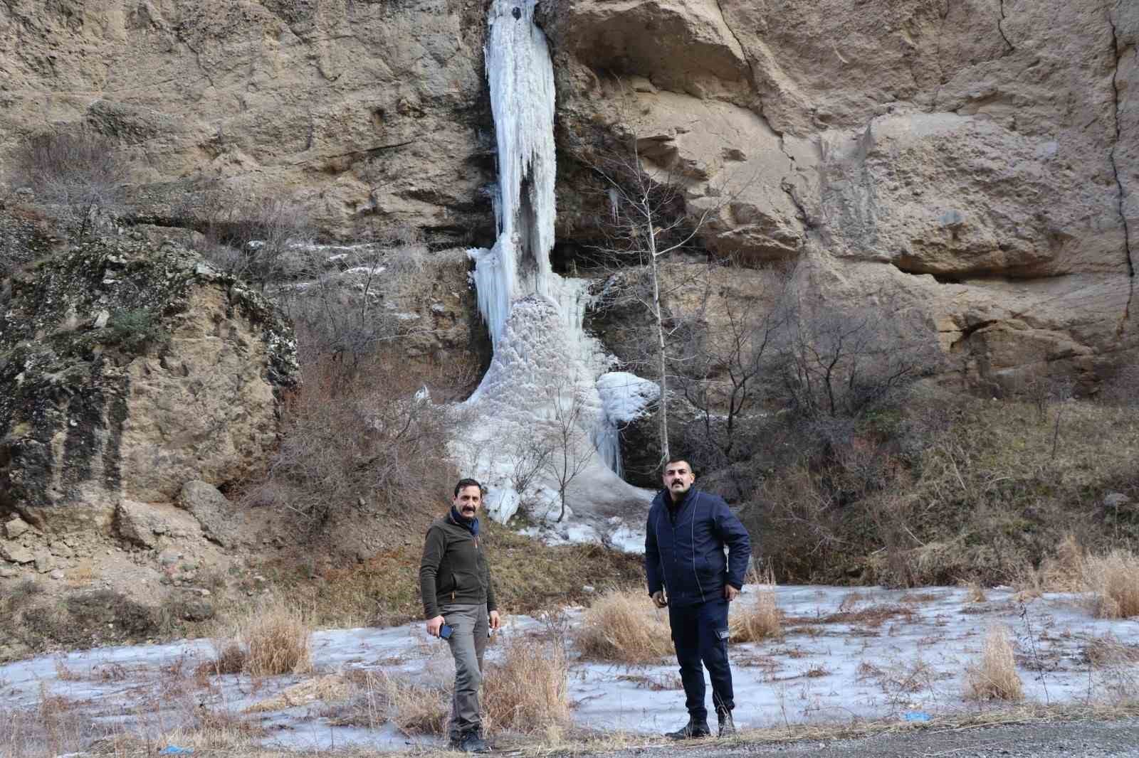 Erzurum’da şelaleler buz tuttu